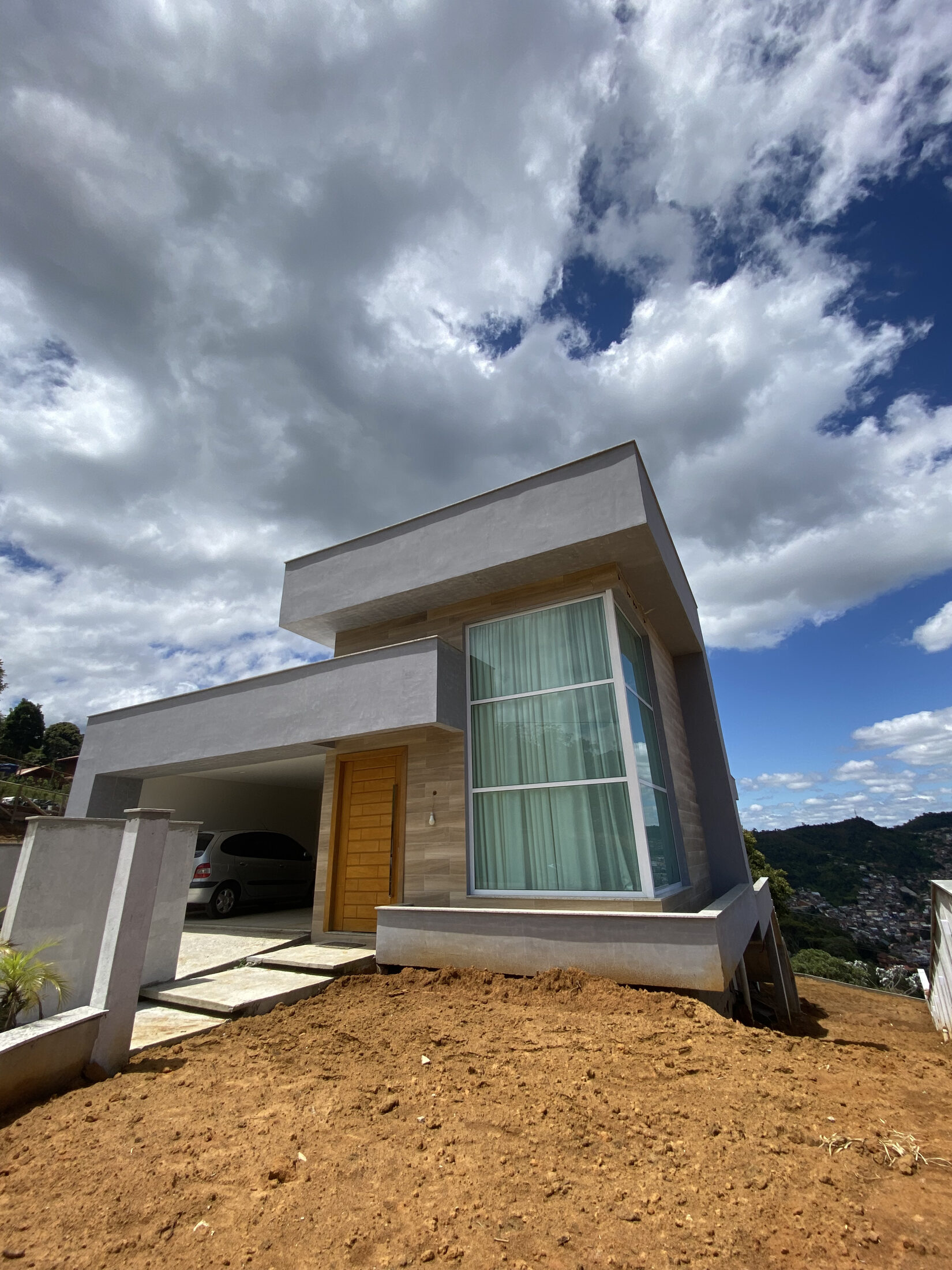 Residência moderna de alto padrão, volume envidraçado visto de baixo, obra própria da GRF Engenharia