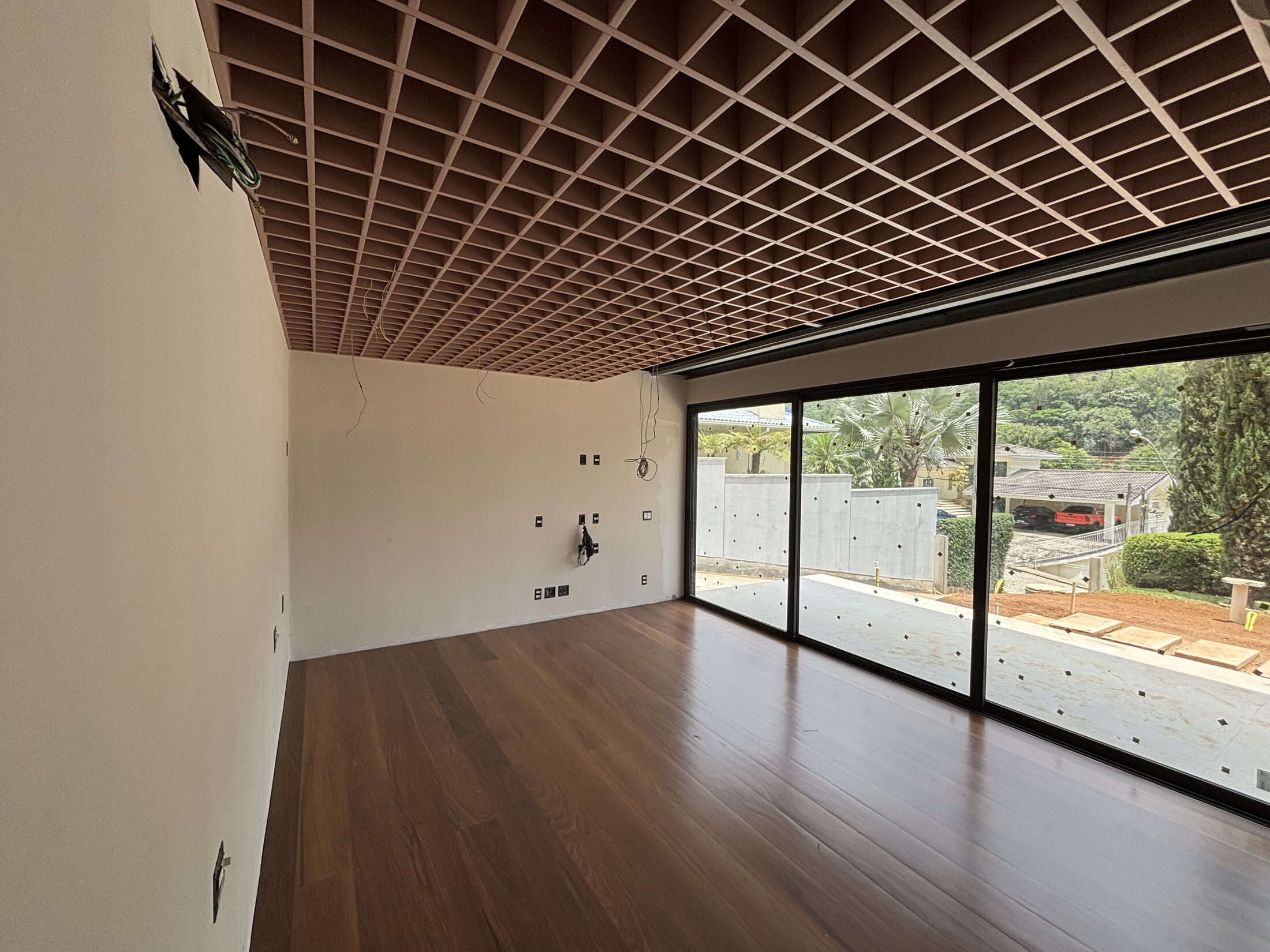 Interior em fase de acabamento, registro técnico de obra da Construtora Algarve